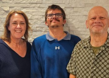 man-who-never-learned-to-read-at-school-joins-whatsapp-group-after-course-success