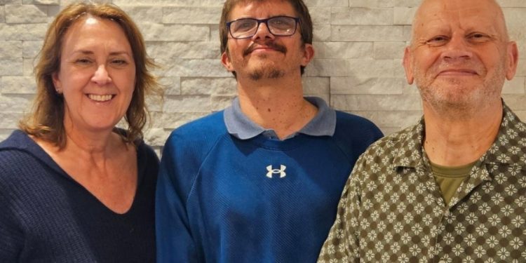 man-who-never-learned-to-read-at-school-joins-whatsapp-group-after-course-success