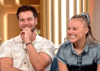 jojo-siwa-and-chris-hughes-reunite-in-mexico-as-celebrity-big-brother-stars-share-sweet-photo
