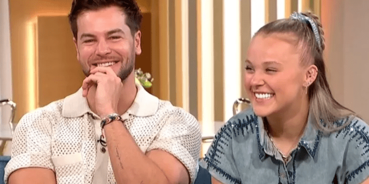 jojo-siwa-and-chris-hughes-reunite-in-mexico-as-celebrity-big-brother-stars-share-sweet-photo