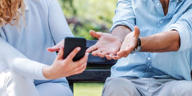 man-is-upset-his-girlfriend-texts-another-guy,-who-sends-her-‘mostly-selfies-and-memes’