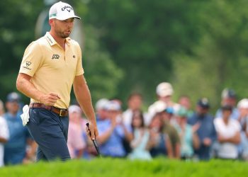 burns-puts-up-sizzling-65-for-clubhouse-lead-–-thescore.com
