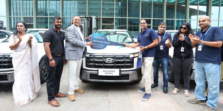 indian-ceo-gifts-brand-new-suvs-to-25-employees-who-stood-by-the-company-from-day-one