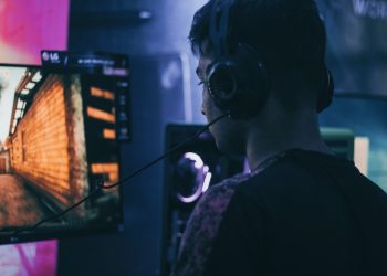 enhancing-gaming-experiences-with-portable-monitors:-what-to-look-for-–-critical-hit