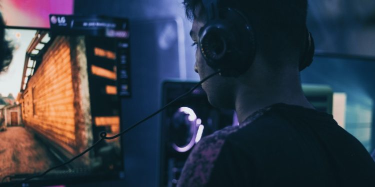 enhancing-gaming-experiences-with-portable-monitors:-what-to-look-for-–-critical-hit
