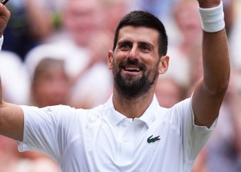 wimbledon:-novak-djokovic-and-jannik-sinner-cruise-through-as-defending-champion-…-–-sky-sports