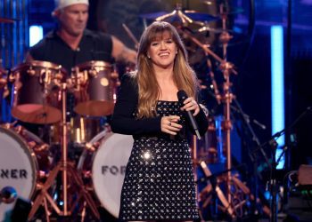 kelly-clarkson-postpones-vegas-residency,-fans-outraged:-‘her-excuse-is-crap’