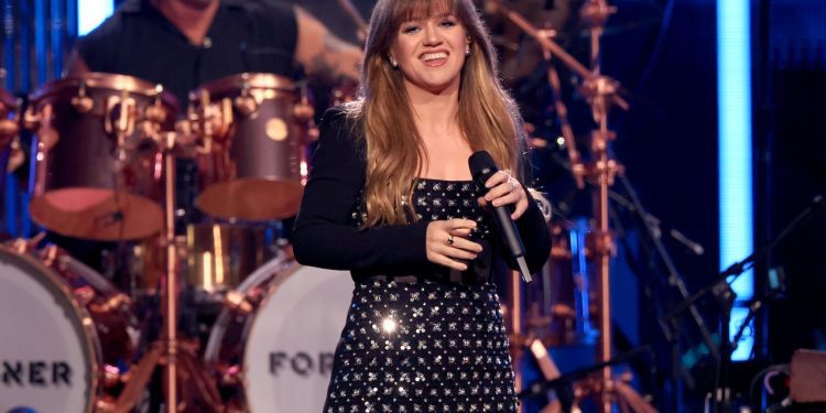 kelly-clarkson-postpones-vegas-residency,-fans-outraged:-‘her-excuse-is-crap’