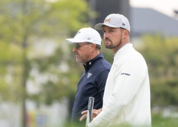 watch:-dechambeau,-mickelson-face-off-in-youtube-match-–-liv-golf