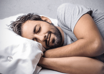 if-your-body-jerks-as-you-fall-asleep,-you-probably-have-one-of-these-7-personality-traits