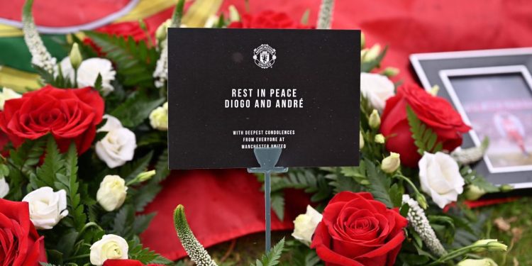 manchester-united-lay-anfield-tribute-to-diogo-jota-and-andre-silva-–-liverpool-fc