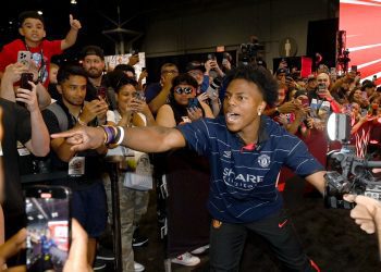 fan-reportedly-‘break’-the-dock-while-trying-to-meet-ishowspeed-on-his-european-tour