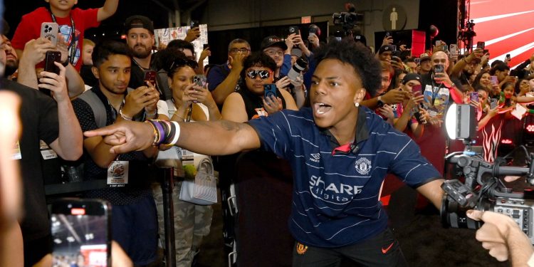 fan-reportedly-‘break’-the-dock-while-trying-to-meet-ishowspeed-on-his-european-tour