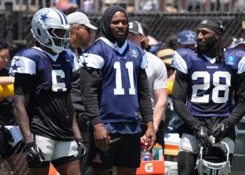 cowboys-fans-urge-jerry-jones-to-pay-micah-parsons:-training-camp-observations