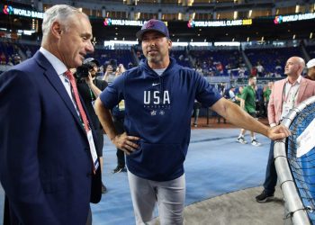 after-bryce-harper-rob-manfred-confrontation,-mark-derosa-warned-phillies-of-commish’s-power