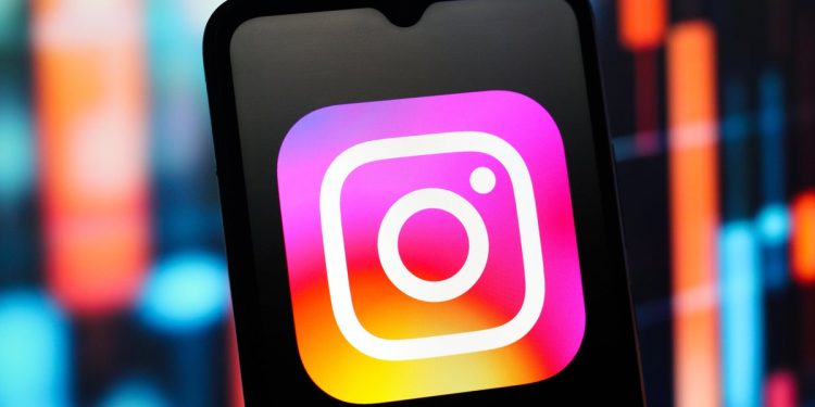 why-is-instagram’s-new-map-feature-controversial,-and-should-you-disable-it?-–-cbs-news