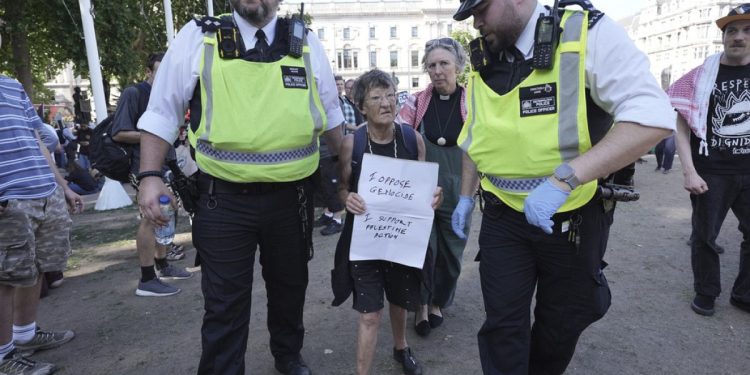 london-police-arrest-hundreds-of-protesters-over-banned-pro-palestine-group-|-euronews