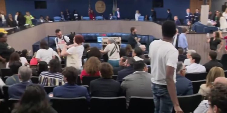 $40-million-in-cuts-loom-over-miami-dade-nonprofits,-community-programs-–-cbs-news