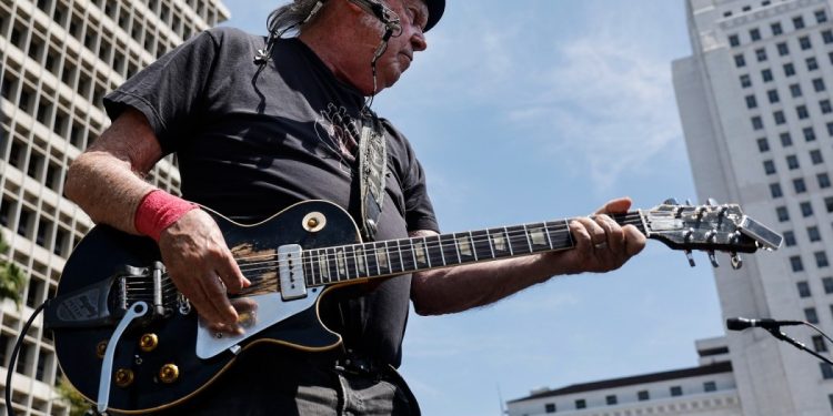 neil-young’s-facebook-and-instagram-pages-go-silent-to-protest-ai-chatbots-–-inside-hook