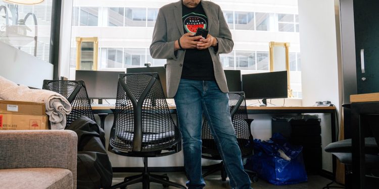 on-whatsapp,-palestinians-in-the-us-look-for-food-for-gaza-–-the-boston-globe