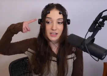this-twitch-star-built-a-gaming-controller-powered-entirely-by-her-thoughts