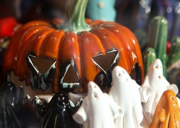 never-pass-up-these-5-vintage-halloween-items-on-facebook-marketplace