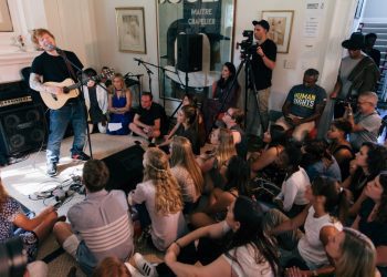 inside-the-intimate,-a-list-concerts-being-held-in-pizza-joints,-backyards-&-new-york-lofts