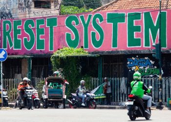 from-jakarta-to-instagram,-pink-and-green-emerge-as-protest-symbols-in-indonesia
