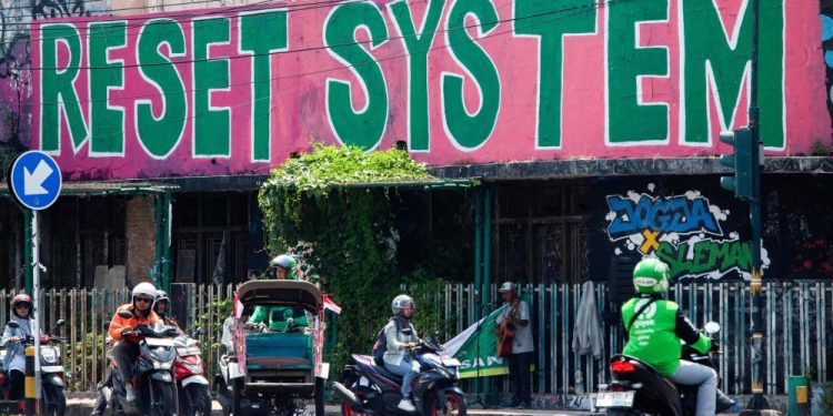 from-jakarta-to-instagram,-pink-and-green-emerge-as-protest-symbols-in-indonesia