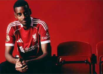 liverpool’s-isak-‘worries-raised’-amid-‘expert’-verdict;-newcastle-star-reveals-whatsapp-‘message’