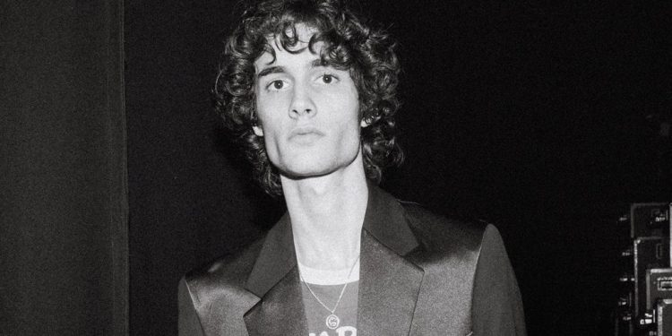 sombr’s-‘i-barely-know-her’-rises-to-no.-1-on-top-rock-&-alternative-albums-chart