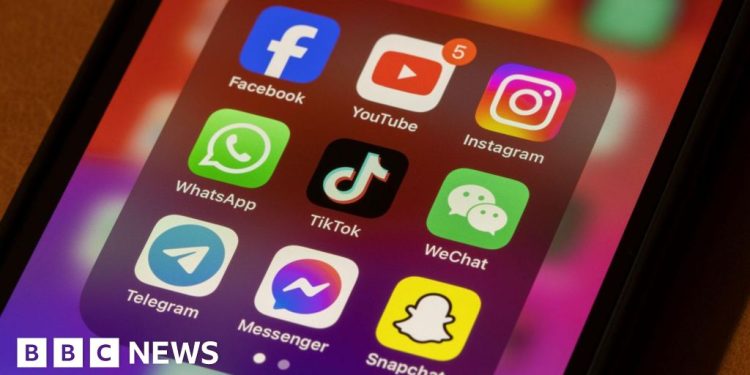 man-jailed-after-sending-nude-snapchat-of-teen-to-her-mother-–-bbc