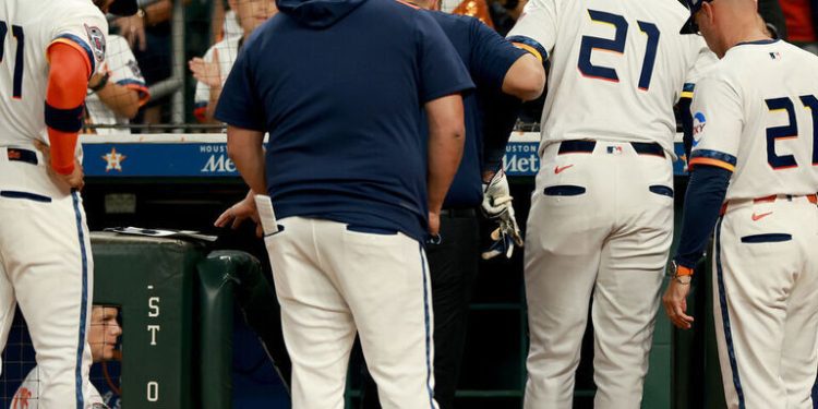 astros’-alvarez-sprains-ankle-after-awkward-step-on-home-plate-–-thescore.com