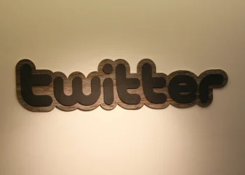 twitter-and-tumblr-leaders-ditch-smartphones-to-combat-addiction-–-the-business-times