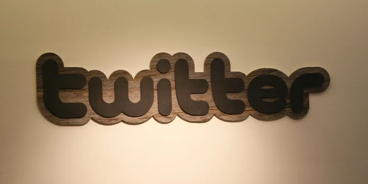 twitter-and-tumblr-leaders-ditch-smartphones-to-combat-addiction-–-the-business-times
