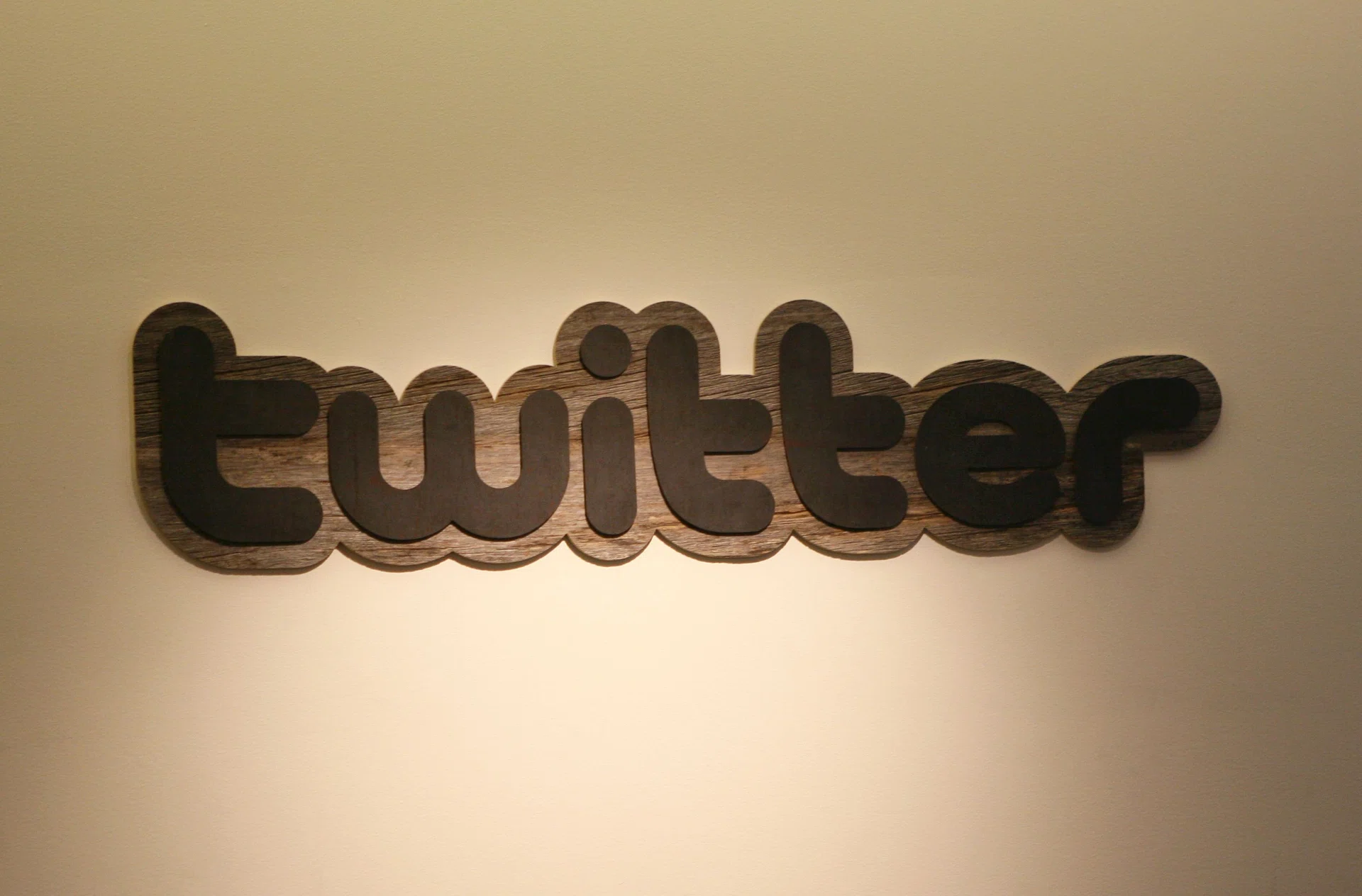twitter-and-tumblr-leaders-ditch-smartphones-to-combat-addiction-–-the-business-times