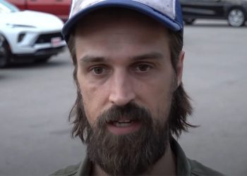 texas-man-finds-envelope-full-of-cash,-facebook-helps-him-find-owner-–-people.com