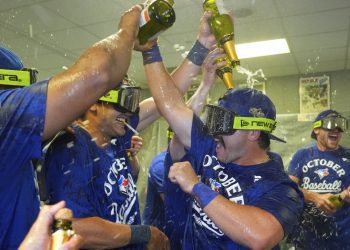 ‘mission-not-over-yet’:-baseball-world-salutes-blue-jays-after-clinching-playoff-berth