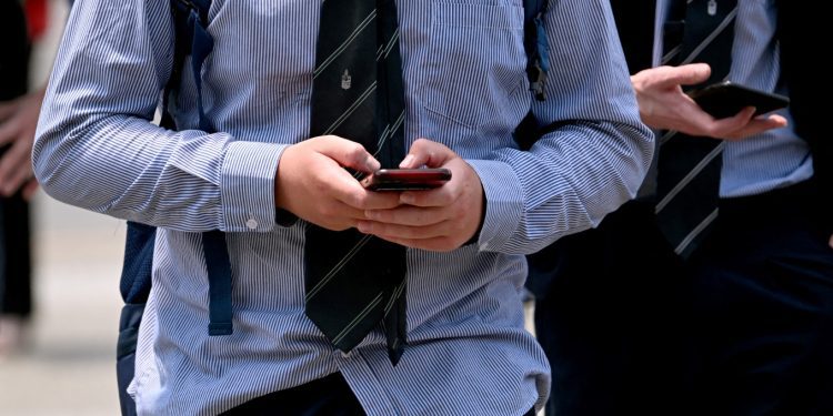whatsapp,-twitch-among-sites-that-could-face-australia-under-16s-social-media-ban