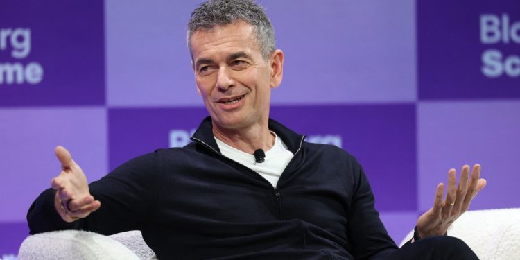 warner-music-close-to-netflix-deal-that-would-create-movies-around-the-label’s-superstars:-report