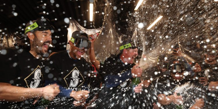 dan-wilson’s-speech-before-celebrating-in-clubhouse-|-10/10/2025-|-mlb.com