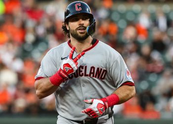 ‘i-want-to-finish-my-career-in-cleveland’:-clubhouse-leader-hedges-returns-to-guards-–-wfin