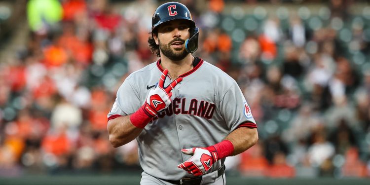 ‘i-want-to-finish-my-career-in-cleveland’:-clubhouse-leader-hedges-returns-to-guards-–-wfin
