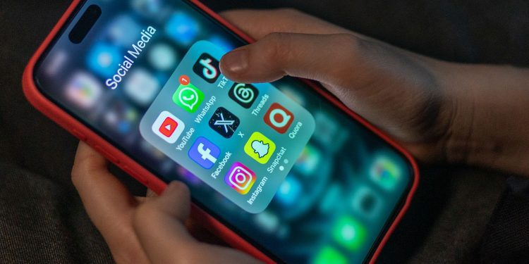 whatsapp-going-backwards-–-chatgpt-is-being-ditched-soon-–-t3
