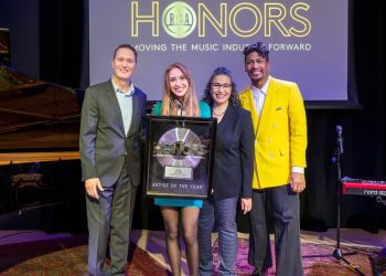 riaa-honors-salute-lauren-daigle,-sens-marsha-blackburn-chris-coons-–-billboard