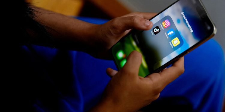australia-adds-reddit,-kick-to-social-media-ban-for-children-under-16-–-al-jazeera