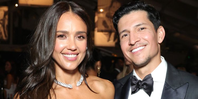 danny-ramirez-goes-instagram-official-with-jessica-alba,-shares-cute-selfies-from-…