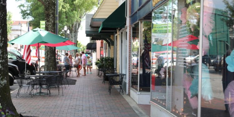 support-local-business-at-marietta-square-candlelight-shopping-event-–-cobb-courier