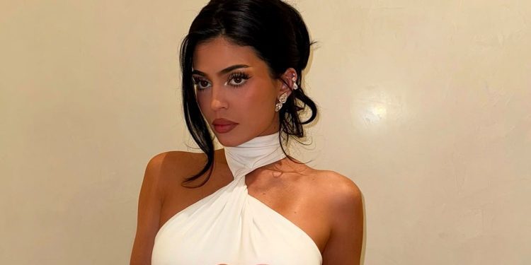 kylie-jenner-shares-nude-photos-on-instagram-with-pink-rose-|-fox-news