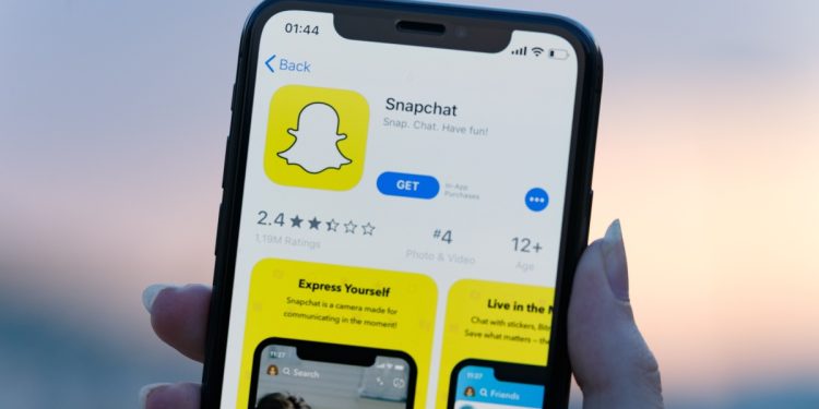snapchat’s-new-‘topic-chats’-bring-clubhouse-like-public-discussions-|-beebom